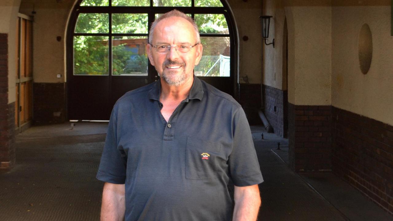 Stefan Friedrichowicz schaut freundlich in die Kamera. Stefan Friedrichowicz schaut freundlich in die Kamera.