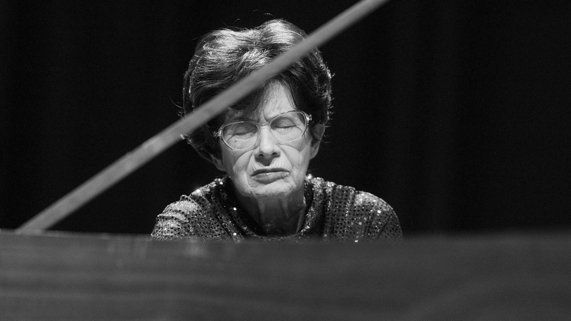 Die Cembalistin Zuzana Růžičková (14.1.1927 bis 27.9.2017) Die Cembalistin Zuzana Růžičková (14.1.1927 bis 27.9.2017)