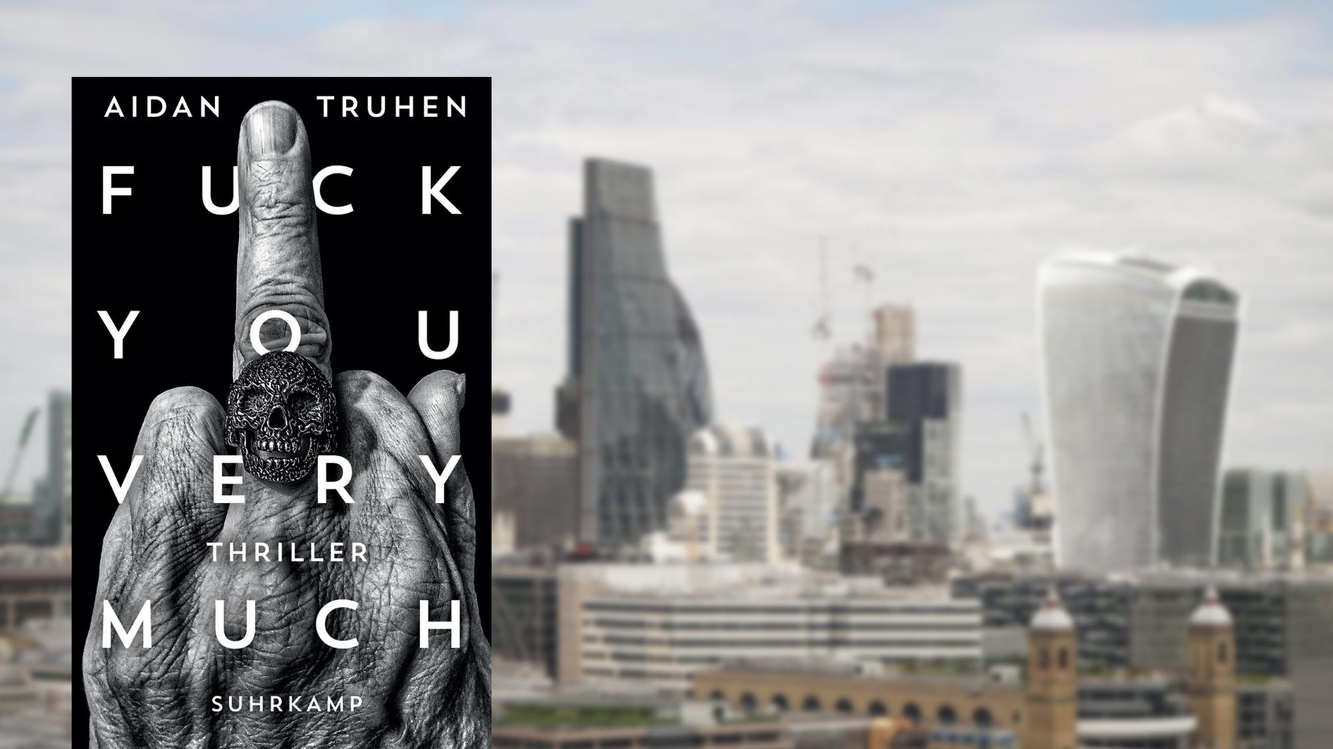 Buchcover "Fuck you very much" von Aidan Truhen, im Hintergrund die Skyline des Londoner Finanzzentrums Buchcover "Fuck you very much" von Aidan Truhen, im Hintergrund die Skyline des Londoner Finanzzentrums