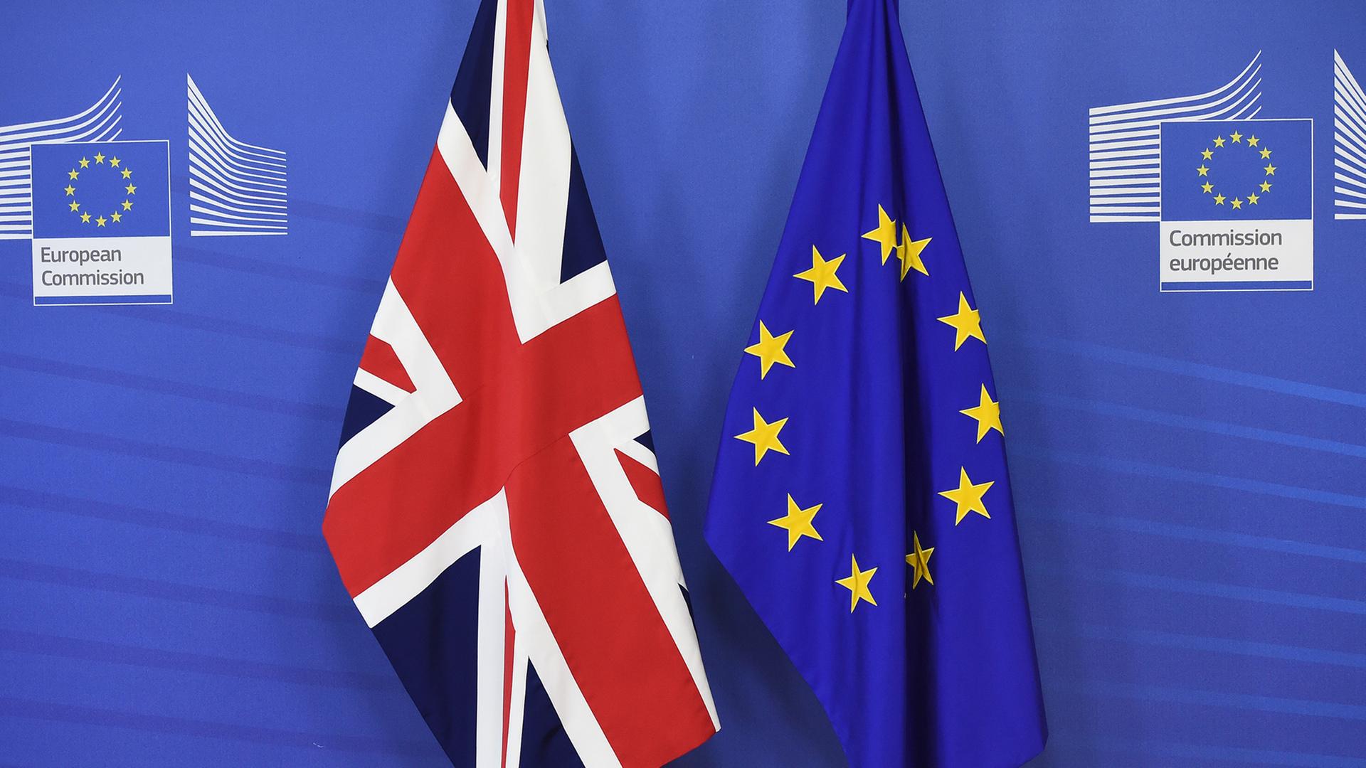 Flaggen von Großbritannien und der Europäischen Union Flaggen von Großbritannien und der Europäischen Union