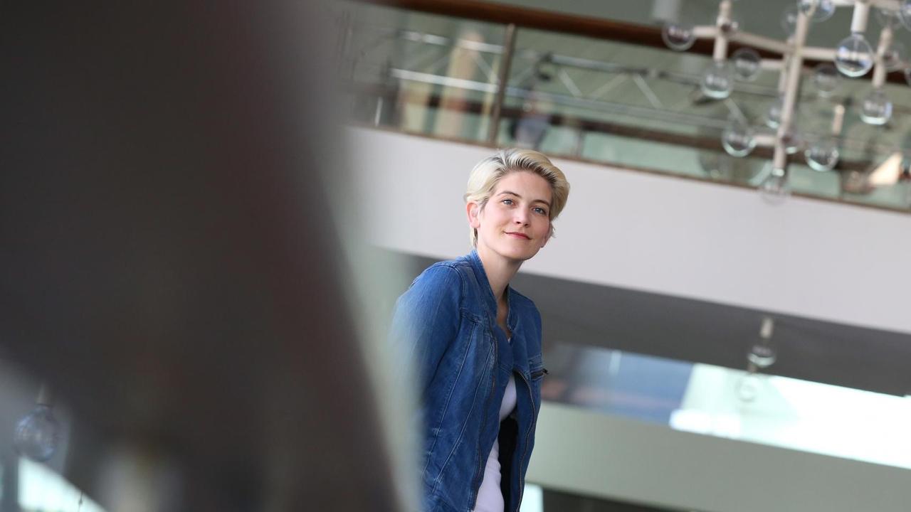 Die Theater-Intendantin Kathrin Mädler steht, an das Geländer gelehnt, im Foyer des Landestheaters Memmingen. Die Theater-Intendantin Kathrin Mädler steht, an das Geländer gelehnt, im Foyer des Landestheaters Memmingen.
