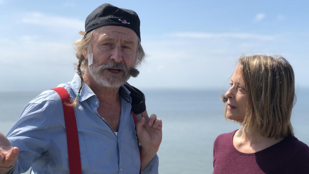 Klaus-Peter Wolf steht gerne auf dem Deich, blickt in die Ferne, wo die Inseln zu sehen sind. "Hier relativiert sich alles", sagt er. 