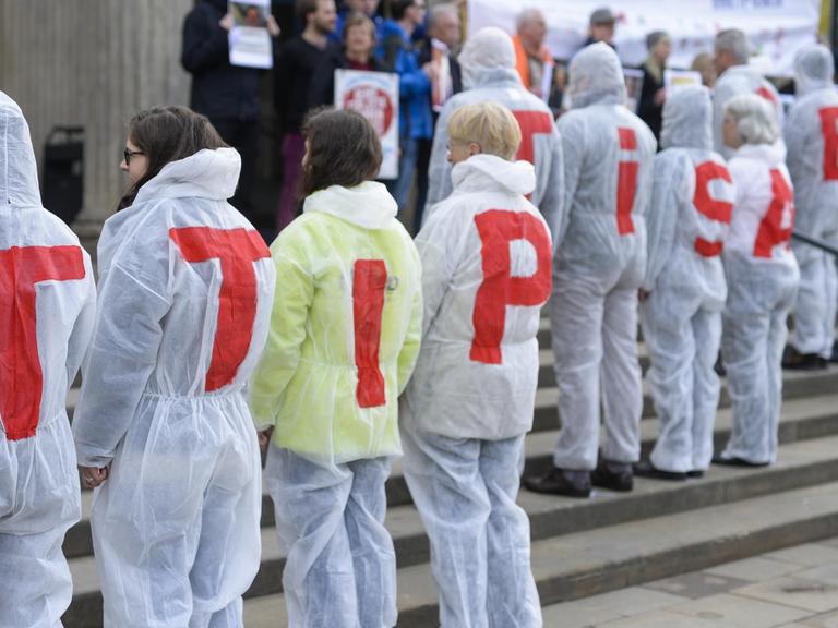 Gegner des Freihandelsabkommens TTIP demonstrieren am 16.04.2016 in Hannover (Niedersachsen) vor der Oper gegen das geplante Abkommen.
