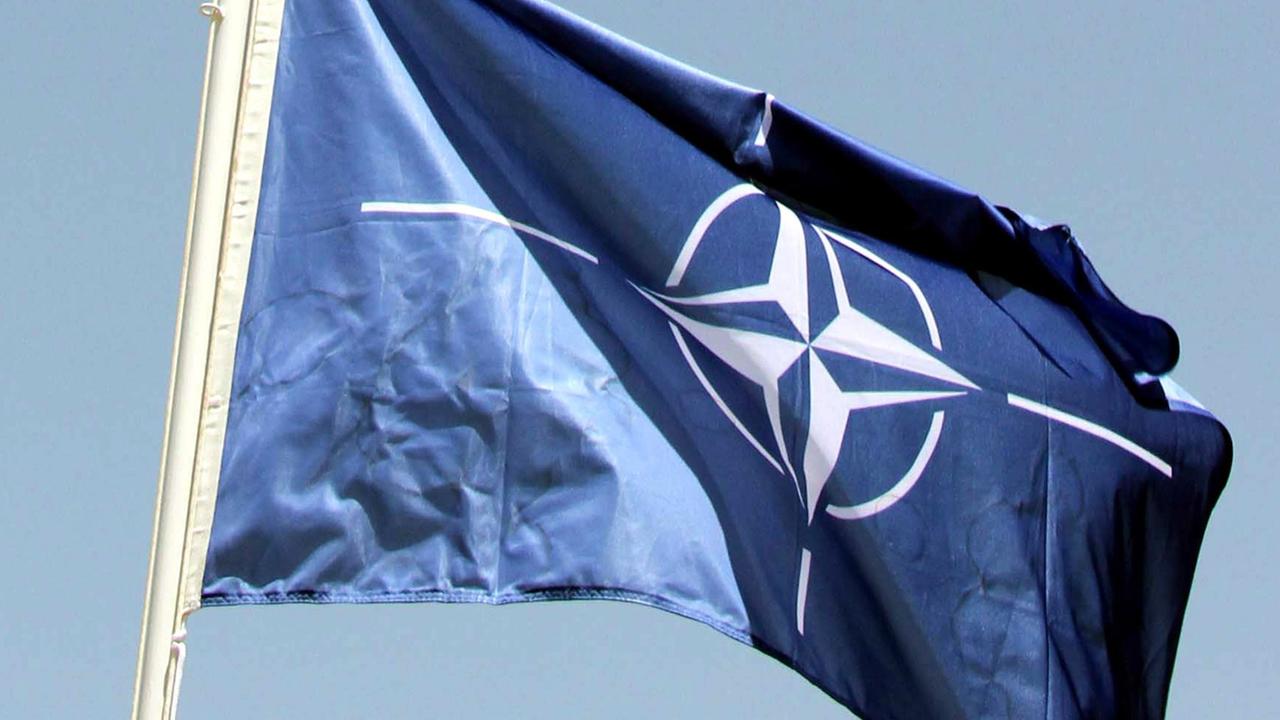 Die Nato-Flagge weht im Wind. Die Nato-Flagge weht im Wind.