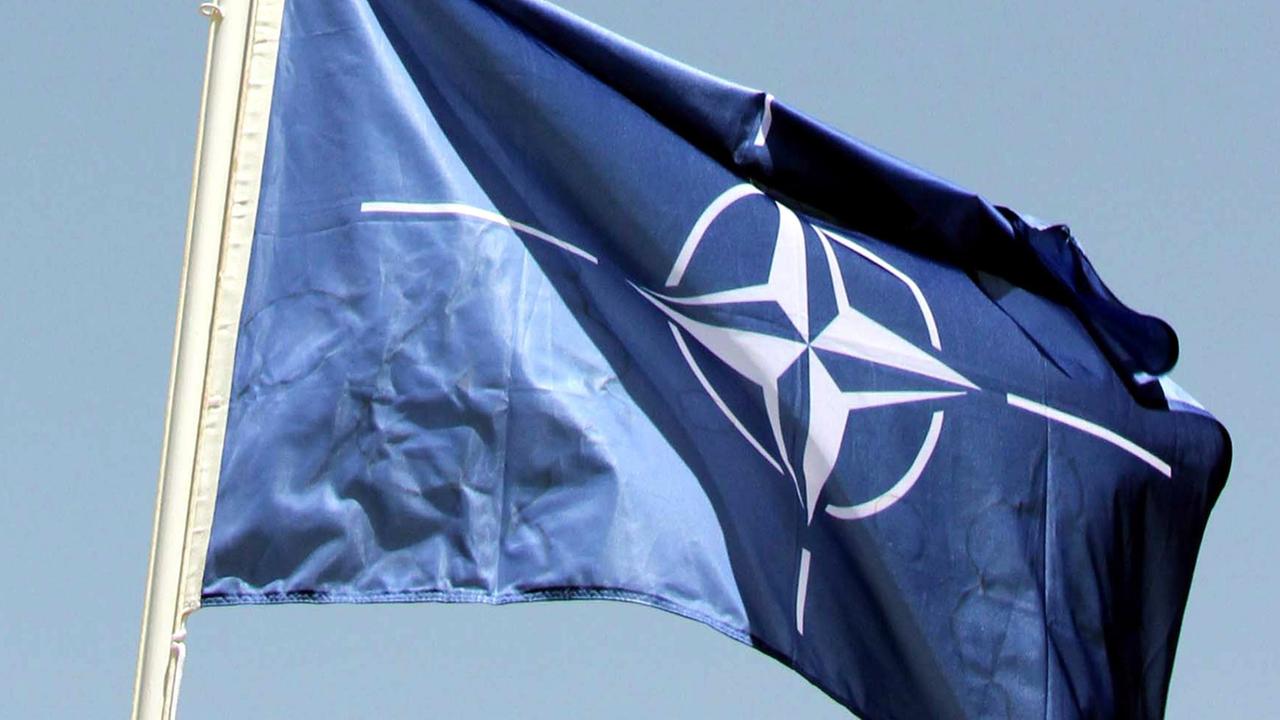 Die Nato-Flagge weht im Wind. Die Nato-Flagge weht im Wind.