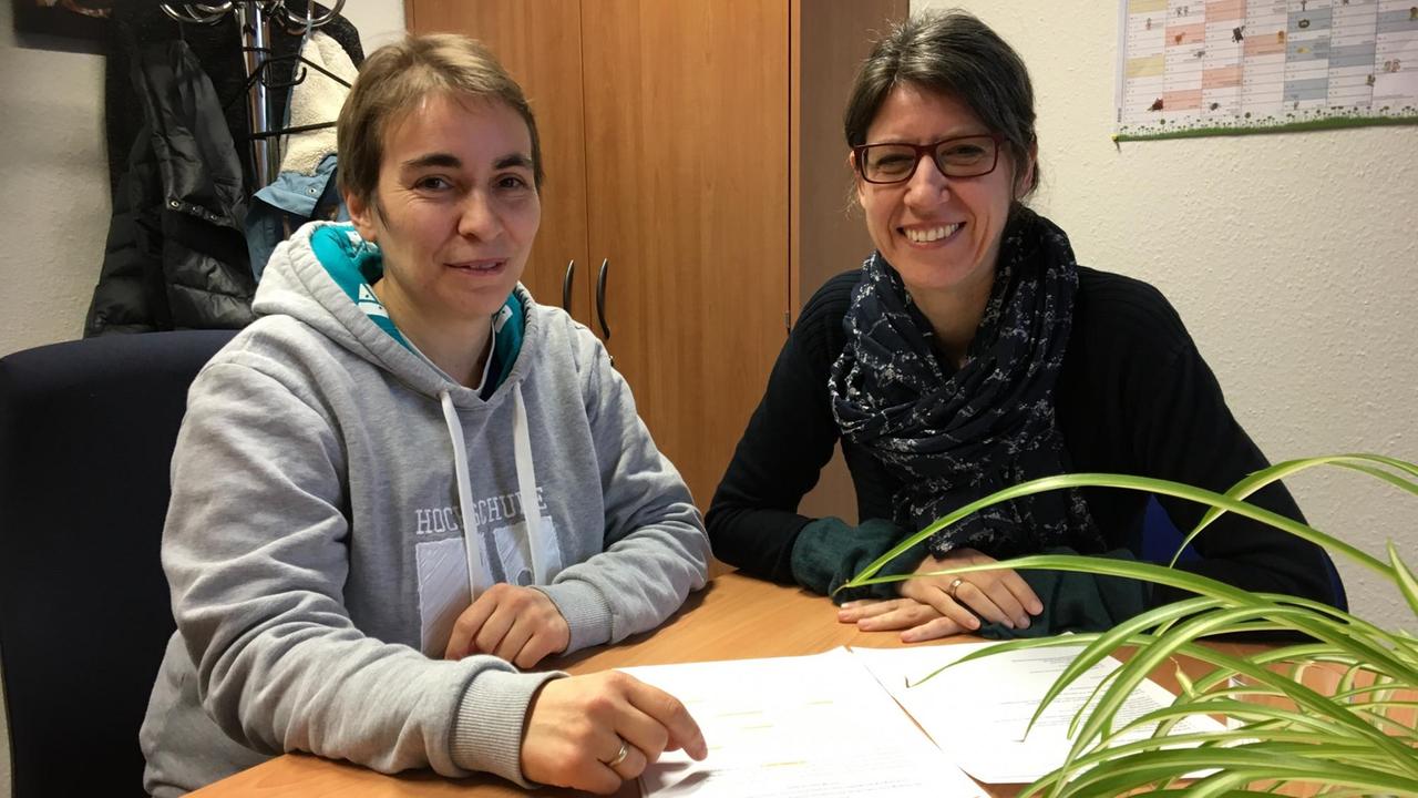 Die Promotion im Blick - Dr. Nina Mahrt (links) vom Graduiertenzentrum der Hochschule Koblenz mit Doktorandin Sabine Schmeißer Die Promotion im Blick - Dr. Nina Mahrt (links) vom Graduiertenzentrum der Hochschule Koblenz mit Doktorandin Sabine Schmeißer