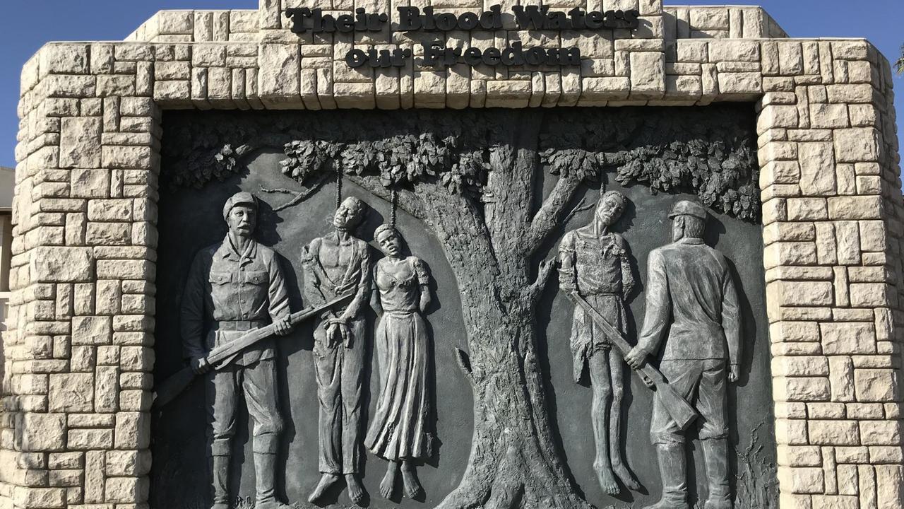 Denkmal zur Erinnerung an den von deutschen Kolonialtruppen begangenen Völkermord an den Herero und Nama (etwas 1904-1907) im Zentrum der namibischen Hauptstadt Windhoek. Die Inschrift laut übersetzt etwa: „Ihr Blut nährt unsere Freiheit“. Denkmal zur Erinnerung an den von deutschen Kolonialtruppen begangenen Völkermord an den Herero und Nama (etwas 1904-1907) im Zentrum der namibischen Hauptstadt Windhoek. Die Inschrift laut übersetzt etwa: „Ihr Blut nährt unsere Freiheit“.