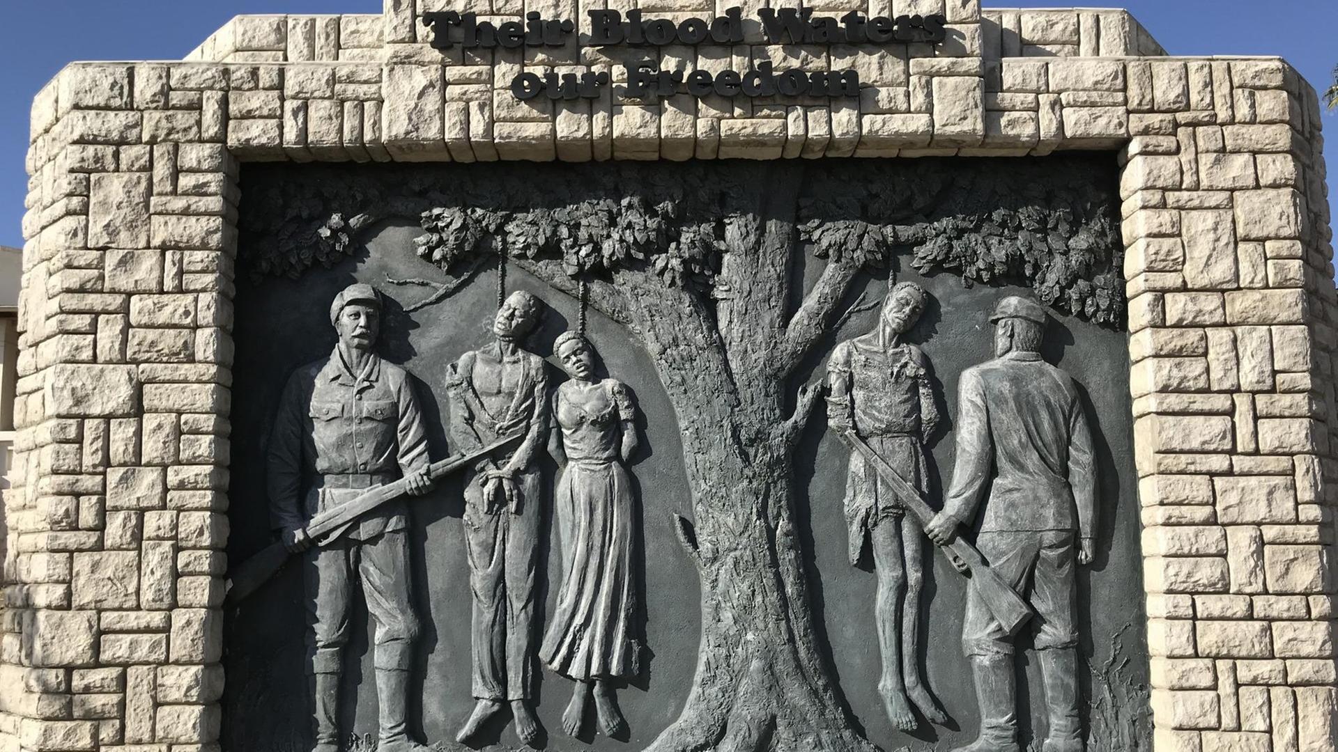 Denkmal zur Erinnerung an den von deutschen Kolonialtruppen begangenen Völkermord an den Herero und Nama (etwa 1904-1907) im Zentrum der namibischen Hauptstadt Windhoek. Die Inschrift laut übersetzt etwa: „Ihr Blut nährt unsere Freiheit“. Denkmal zur Erinnerung an den von deutschen Kolonialtruppen begangenen Völkermord an den Herero und Nama (etwa 1904-1907) im Zentrum der namibischen Hauptstadt Windhoek. Die Inschrift laut übersetzt etwa: „Ihr Blut nährt unsere Freiheit“.
