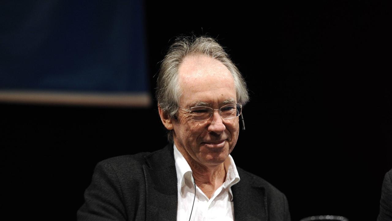 Der britische Schriftsteller Ian McEwan liest am 13.10.2013 in Köln auf der Lit.cologne Spezial in Köln. Der britische Schriftsteller Ian McEwan liest am 13.10.2013 in Köln auf der Lit.cologne Spezial in Köln.