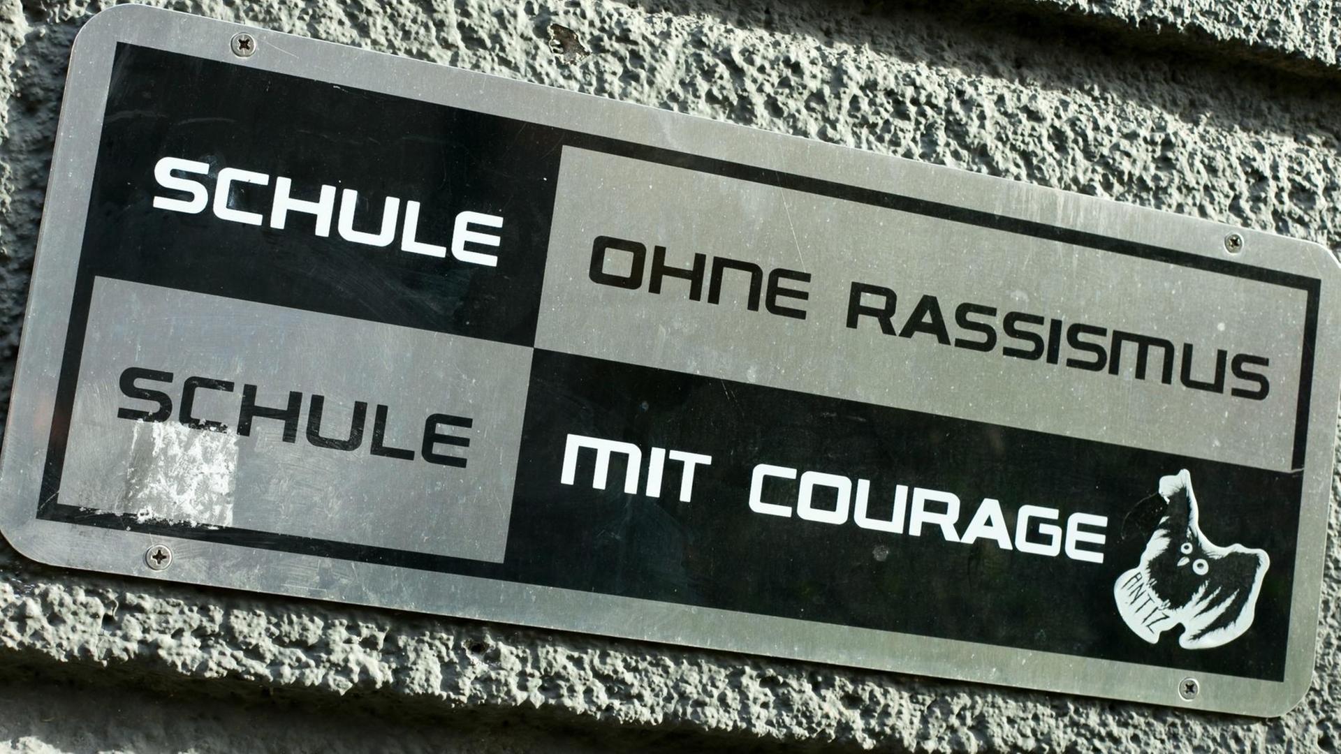 Schild am Eingang einer Berliner Schule - Schule ohne Rassismus, Schule mit Courage Schild am Eingang einer Berliner Schule - Schule ohne Rassismus, Schule mit Courage