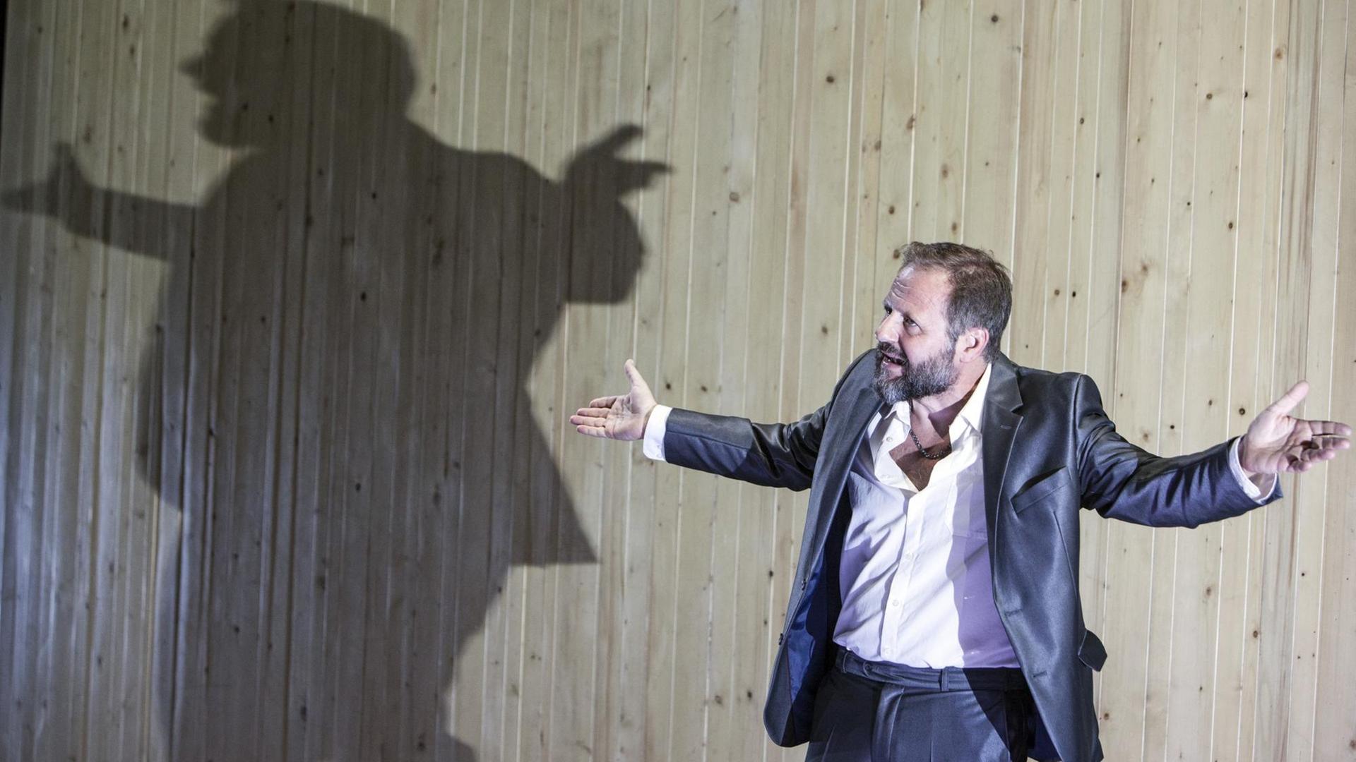 Hauptdarsteller Samuel Finzi in der Inszenierung "Kommt ein Pferd in die Bar" bei den Salzburger Festspielen
