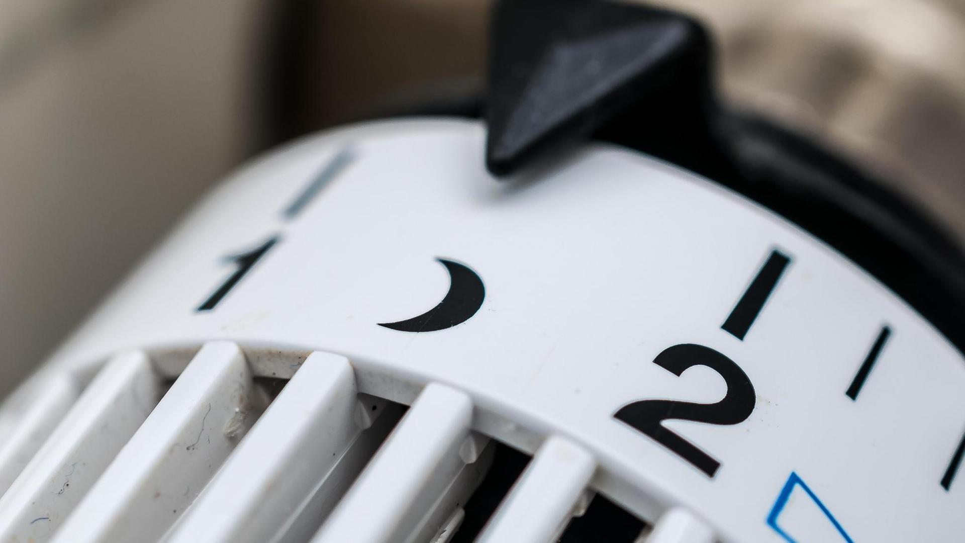 Heizen im Nachtmodus: Thermostat einer Heizung Heizen im Nachtmodus: Thermostat einer Heizung