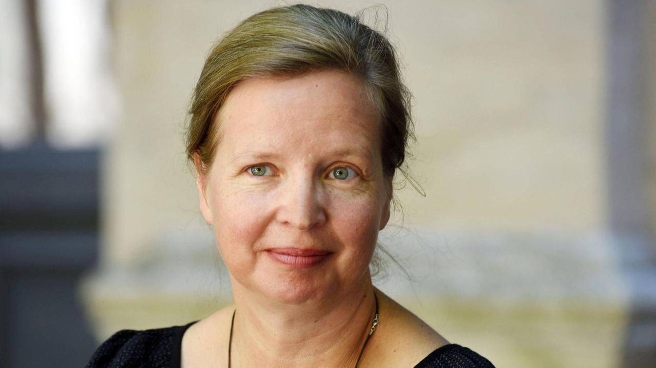 Auf dem Bild ist die Autorin Jenny Erpenbeck mittig auf dem Bild zu sehen, sie guckt grade lächelnd in die Kamera Auf dem Bild ist die Autorin Jenny Erpenbeck mittig auf dem Bild zu sehen, sie guckt grade lächelnd in die Kamera