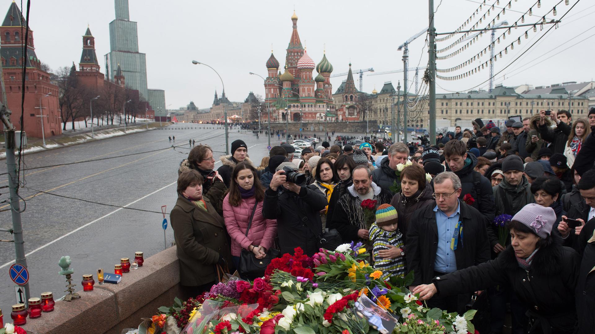 Moskauer Bürger haben Blumen abgelegt an der Stelle, an der Kremlkritiker Boris Nemzow ermordet wurde Moskauer Bürger haben Blumen abgelegt an der Stelle, an der Kremlkritiker Boris Nemzow ermordet wurde