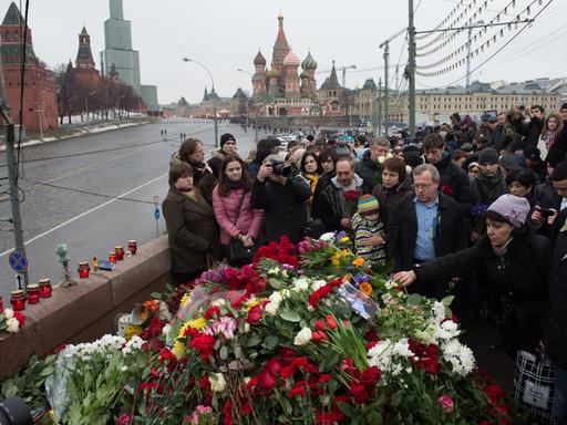 Moskauer Bürger haben Blumen abgelegt an der Stelle, an der Kremlkritiker Boris Nemzow ermordet wurde