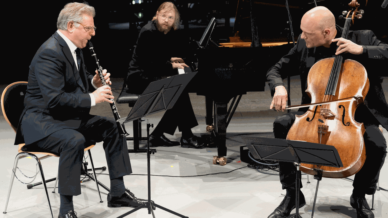 Karl-Heinz Steffens, Denis Kozhukhin und Eckart Runge spielen das Klarinettentrio op. 114 von Johannes Brahms im Glashof des Jüdischen Museums Berlin am 14.5.2020 beim Festival Intonations.