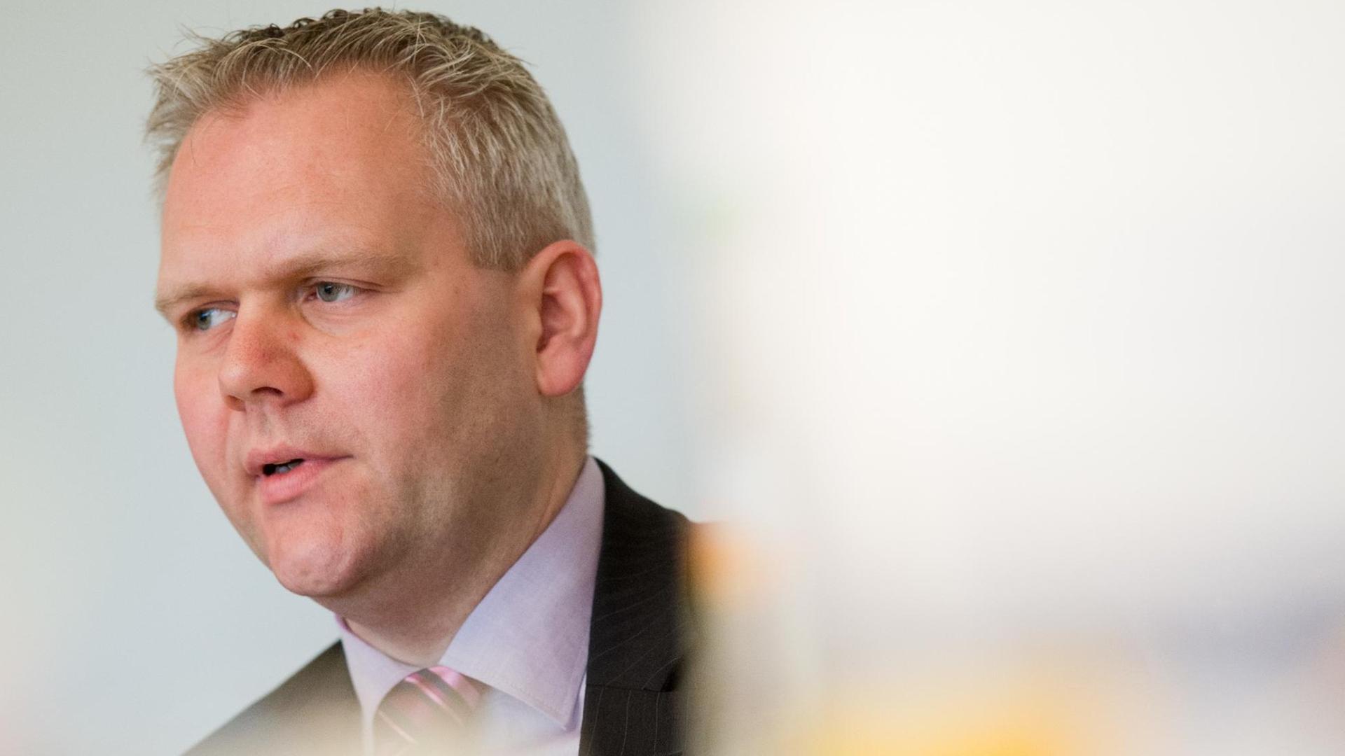 Björn Thümler, Fraktionsvorsitzender der CDU in Niedersachsen, spricht am 17.01.2014 bei einem Pressegespräch in Hannover (Niedersachsen). Björn Thümler, Fraktionsvorsitzender der CDU in Niedersachsen, spricht am 17.01.2014 bei einem Pressegespräch in Hannover (Niedersachsen).