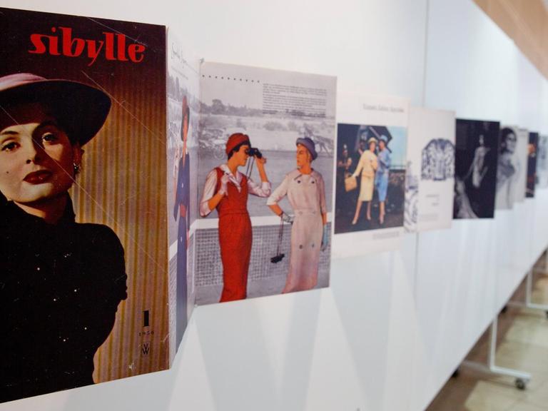 Eine Ausstellung zur DDR-Zeitschrift "Sibylle" im Willy Brandt Haus in Berlin im Juni 2019. Vergrößerte Auszüge von Exemplaren der Zeitschrift, hier mit dem Schwerpunkt Damenmode, werden von Besuchern betrachtet.