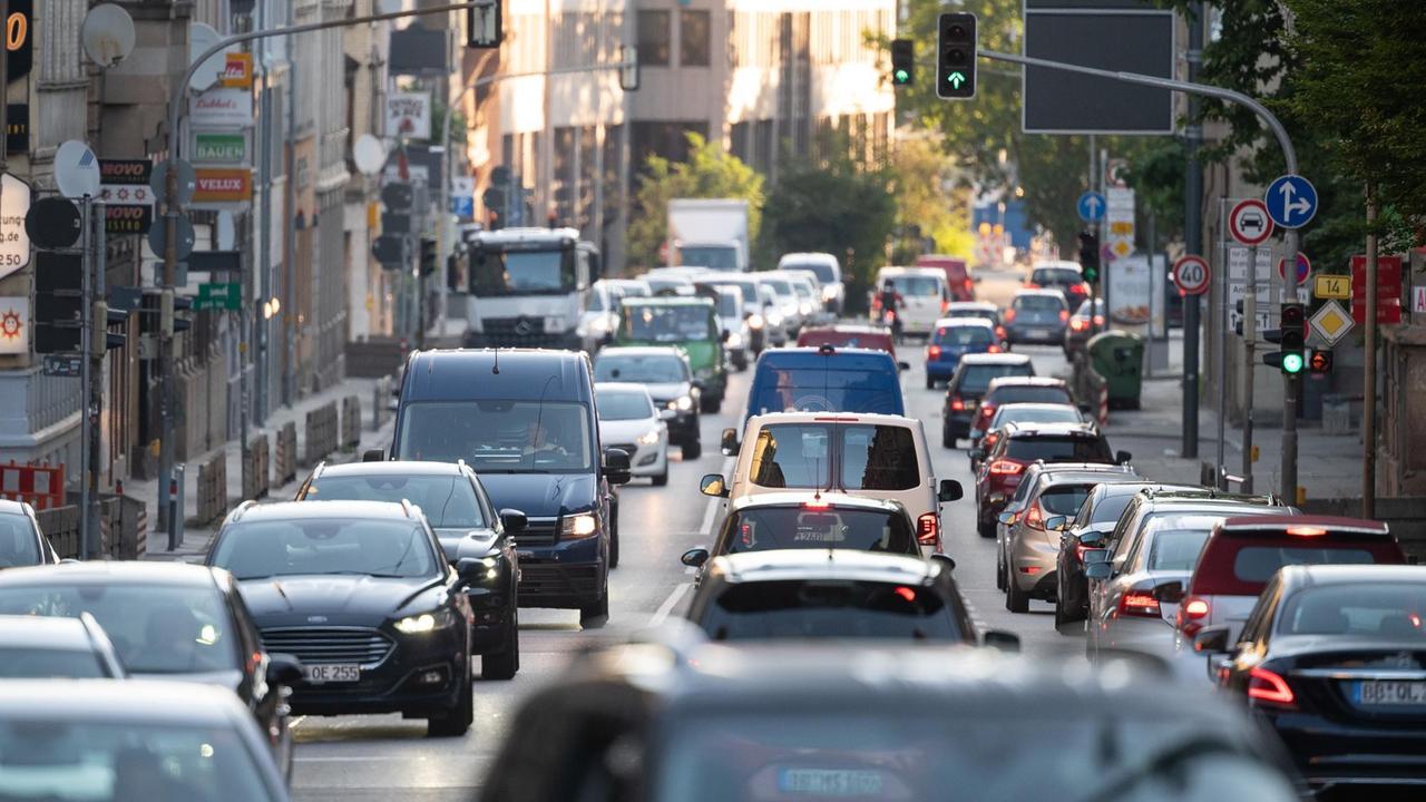 Autos fahren auf der Hauptstätter Straße in Stuttgart. Autos fahren auf der Hauptstätter Straße in Stuttgart.