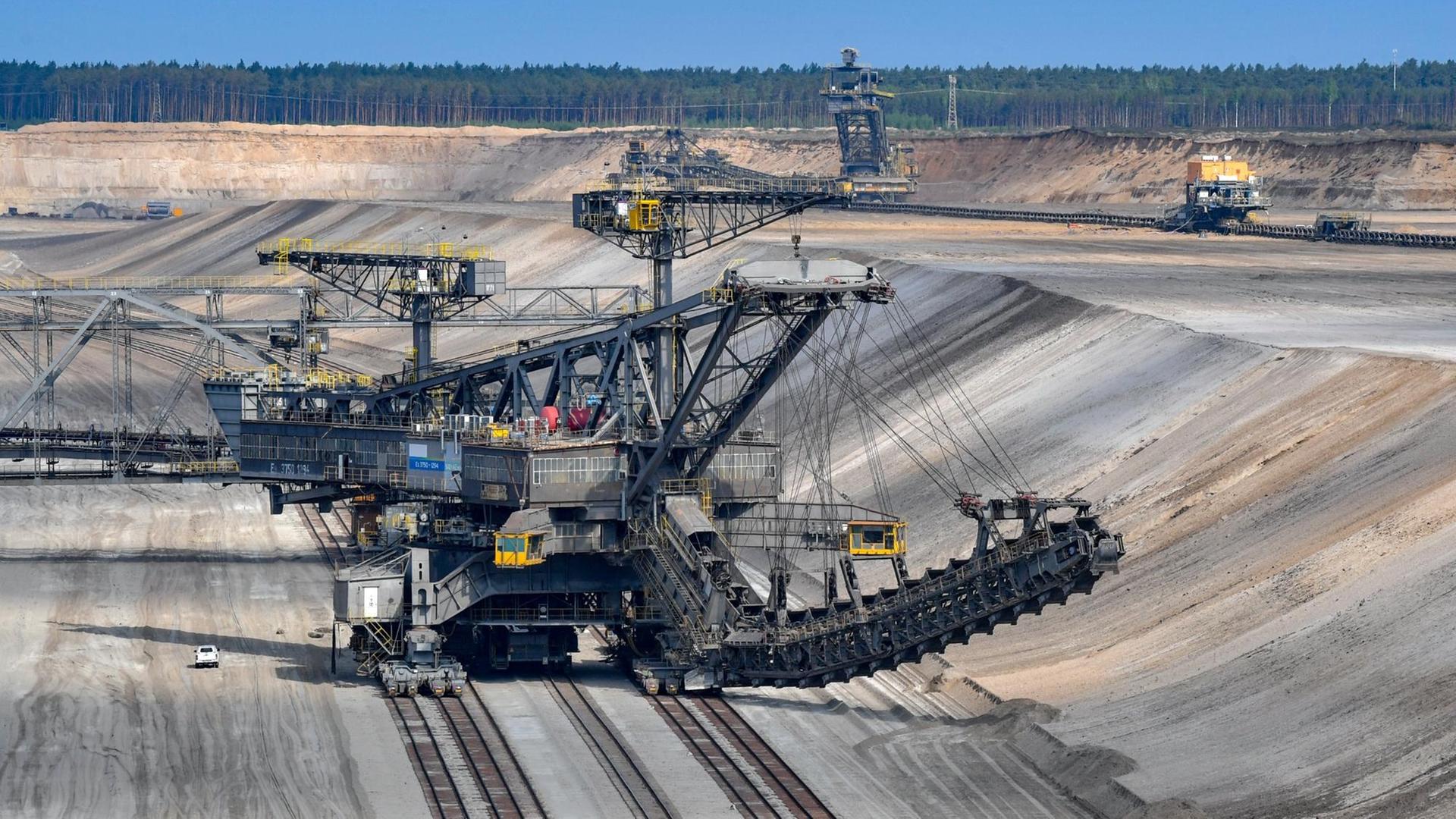 Ein Eimerkettenbagger steht im Braunkohletagebau Jänschwalde. Ein Eimerkettenbagger steht im Braunkohletagebau Jänschwalde.