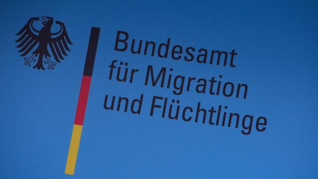 Der Schriftzug der Bundebehörde des Bundesamtes für Migration und Flüchtlinge (BAMF), aufgenommen am 10.12.2015 in Markkleeberg (Sachsen).