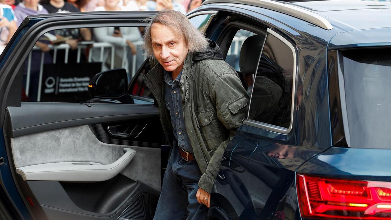 Der französische Autor Michel Houellebecq im September in Spanien. Ein Mann steigt aus einem Auto. Der französische Autor Michel Houellebecq im September in Spanien. Ein Mann steigt aus einem Auto.