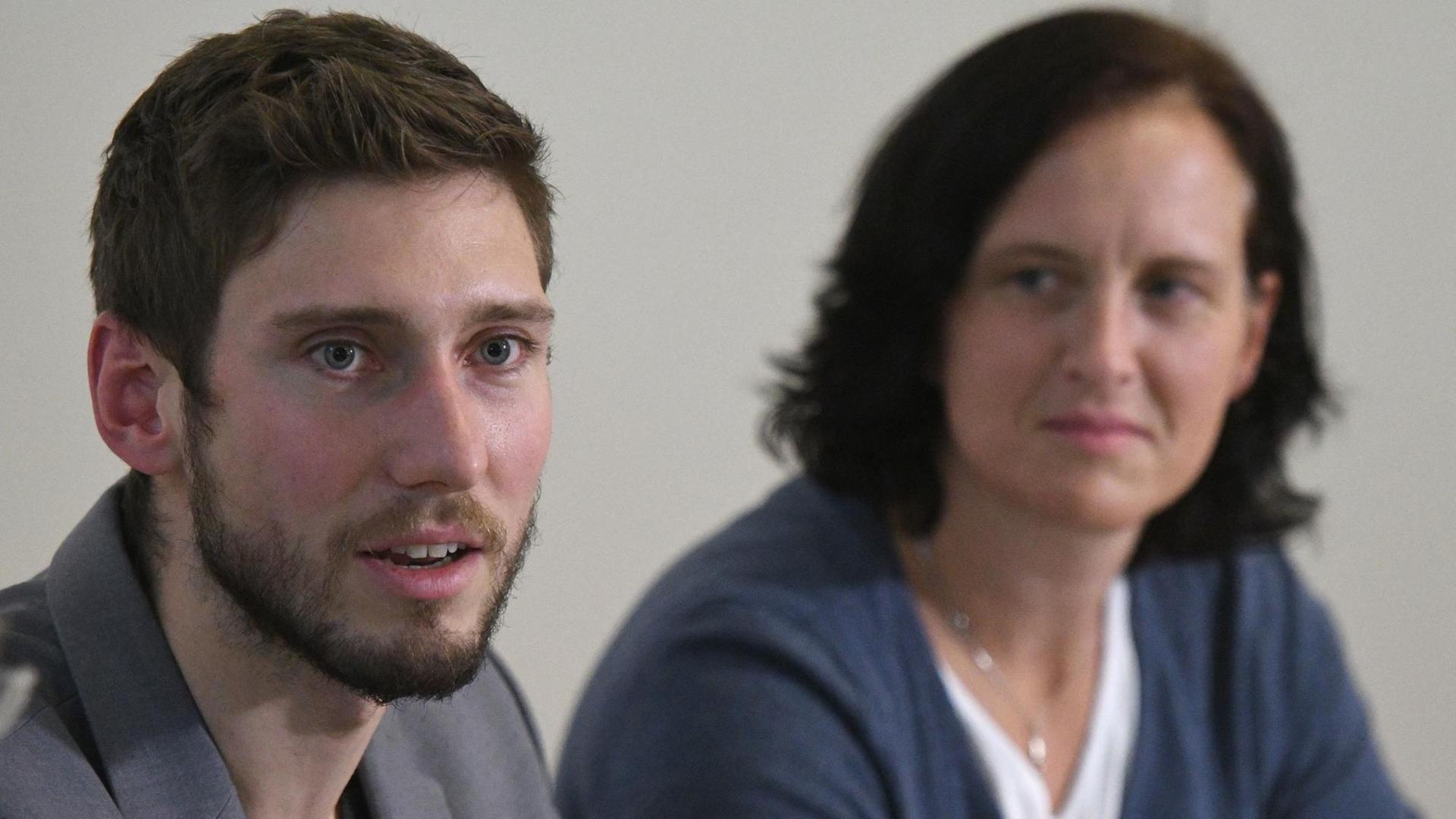 Die Athletensprecher Max Hartung und Silke Kassner (l-r) sitzen am 15.10.2017 bei einer Pressekonferenz nach der Vollversammlung der Athleten des DOSB in Olympiastützpunkt Rheinland, Köln auf dem Podium. Die Athletensprecher Max Hartung und Silke Kassner (l-r) sitzen am 15.10.2017 bei einer Pressekonferenz nach der Vollversammlung der Athleten des DOSB in Olympiastützpunkt Rheinland, Köln auf dem Podium.