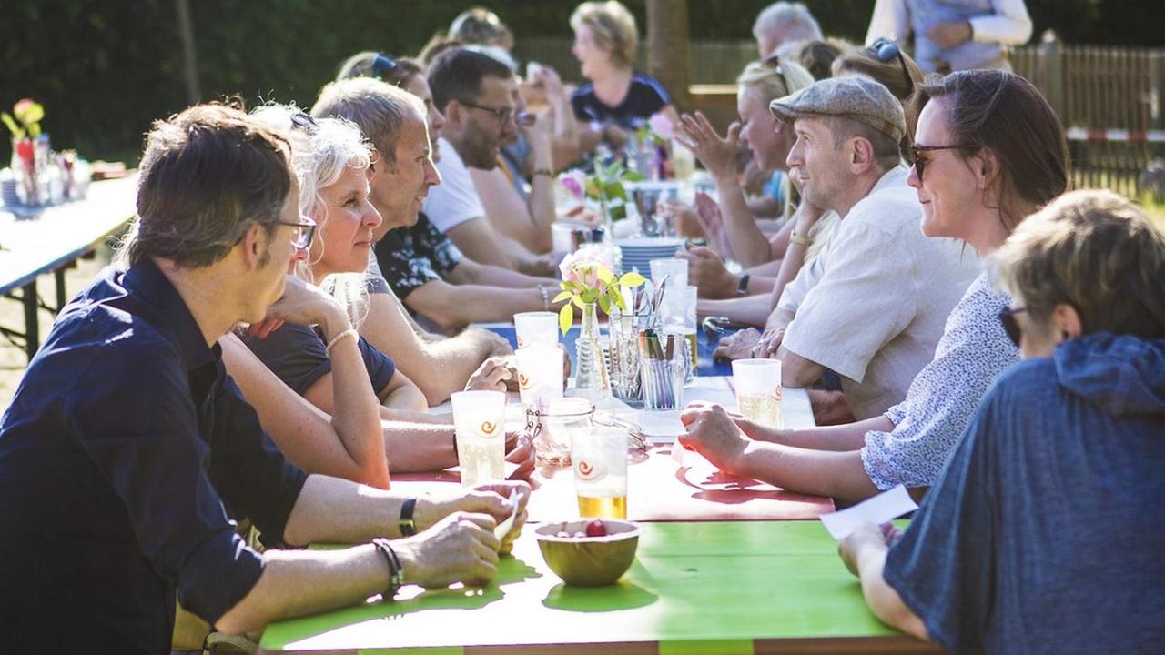 Macher und Besucher des Theaterfestivals "Land in Sicht" begegnen sich an der "Langen Theatertafel" im brandenburgischen Paretz. Macher und Besucher des Theaterfestivals "Land in Sicht" begegnen sich an der "Langen Theatertafel" im brandenburgischen Paretz.