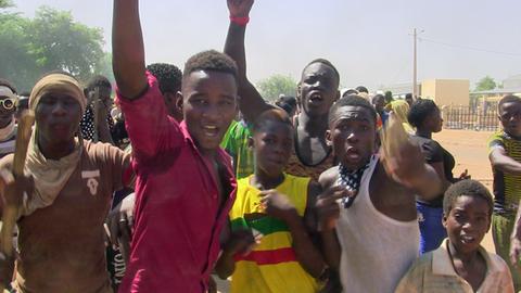 Junge Männer in der malischen Stadt Gao demonstrieren gegen Ungerechtigkeiten beim Friedensprozess - zwei Menschen starben dabei; Aufnahme vom 12. Juli 2016