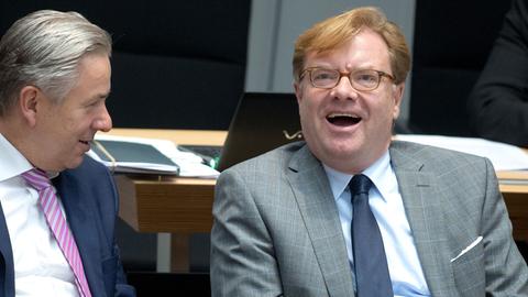 Der regierende Bürgermeister von Berlin, Klaus Wowereit (l, SPD), und Berlins Kulturstaatssekretär André Schmitz (SPD) sitzen am 07.11.2013 bei der Sitzung des Abgeordnetenhauses in Berlin.