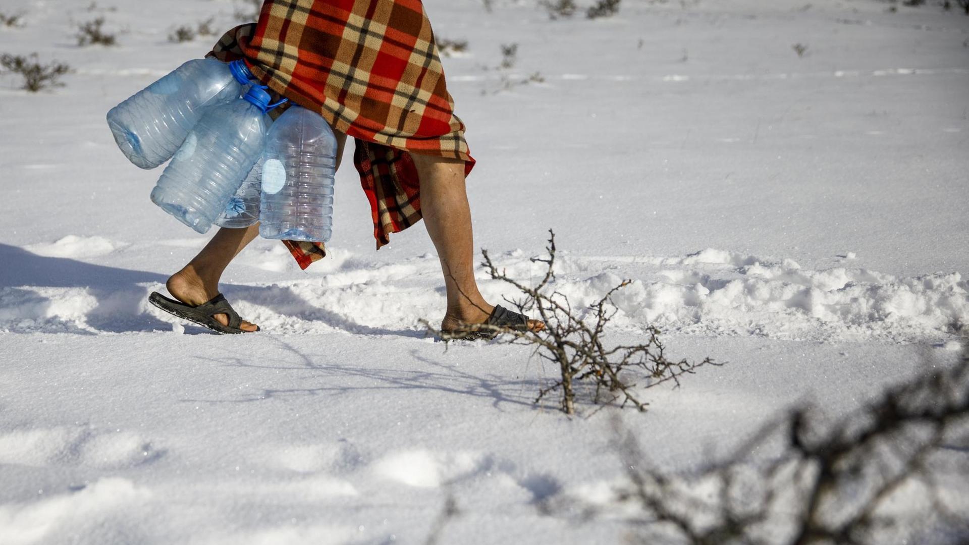 Geflüchteter nur in Schlappen im Schnee im Flüchtlingscamp Lipa in Bosnien. Geflüchteter nur in Schlappen im Schnee im Flüchtlingscamp Lipa in Bosnien.