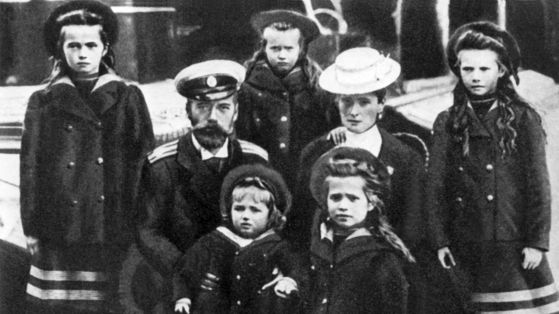 Undatierte Aufnahme des letzten russischen Zaren Nikolaus II. und seiner Ehefrau Alexandra Feodorowna (geborene Alix, Prinzessin von Hessen-Darmstadt) mit ihren Kindern (l-r) Olga, Alexej (vorn), Maria, Anastasia (vorn) und Tatjana.