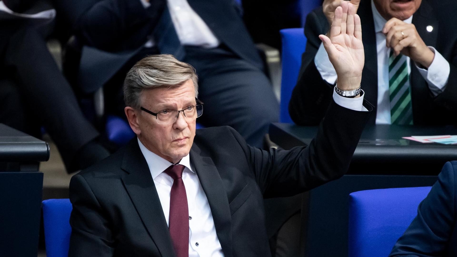 Gerold Otten (AfD) sitzt in der Plenarsitzung im Deutschen Bundestag, bevor in geheimer Wahl über den Antrag der AfD abgestimmt wird, ihn zum Vizepräsidenten des Bundestages zu wählen. Gerold Otten (AfD) sitzt in der Plenarsitzung im Deutschen Bundestag, bevor in geheimer Wahl über den Antrag der AfD abgestimmt wird, ihn zum Vizepräsidenten des Bundestages zu wählen.