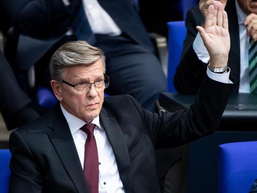 Gerold Otten (AfD) sitzt in der Plenarsitzung im Deutschen Bundestag, bevor in geheimer Wahl über den Antrag der AfD abgestimmt wird, ihn zum Vizepräsidenten des Bundestages zu wählen.