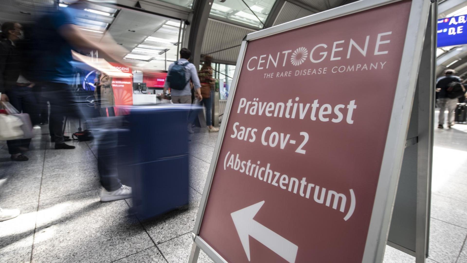 Passagiere gehen am Flughafen Frankfurt an Deutschlands erstem "Flughafen-Corona-Test"-Zentrum vorbei.