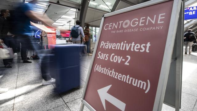 Passagiere gehen am Flughafen Frankfurt an Deutschlands erstem "Flughafen-Corona-Test"-Zentrum vorbei.