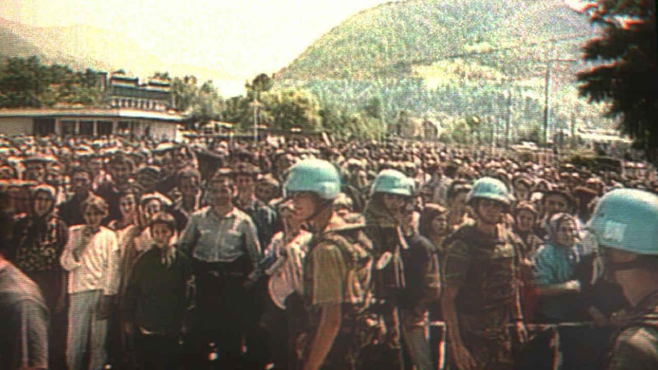Der Screenshot vom niederländischen Fernsehen zeigt holländische UN-Soldaten in Potočari, Bosnien-Herzegowina, vor hunderten von moslemischen Zivilisten, die aus dem nahegelegenen Srebrenica vor serbischem Terror geflüchtet waren. Der Screenshot vom niederländischen Fernsehen zeigt holländische UN-Soldaten in Potočari, Bosnien-Herzegowina, vor hunderten von moslemischen Zivilisten, die aus dem nahegelegenen Srebrenica vor serbischem Terror geflüchtet waren.