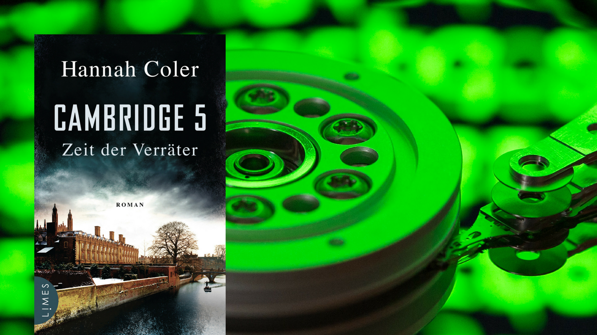 Eine in grün gefärbte, geöffnete Festplatte, im Vordergrund das Cover zum Buch "Cambridge 5" von Hannah Coler