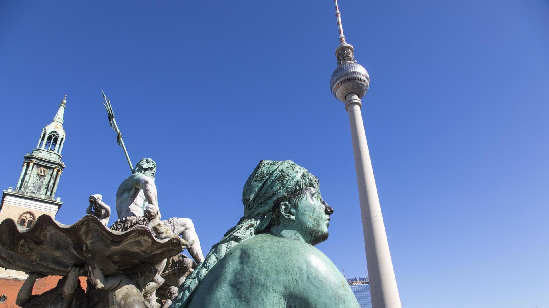 Blick auf den Fernsehturm und den Neptunbrunnen am Alexanderplatz in Berlin Mitte Blick auf den Fernsehturm und den Neptunbrunnen am Alexanderplatz in Berlin Mitte
