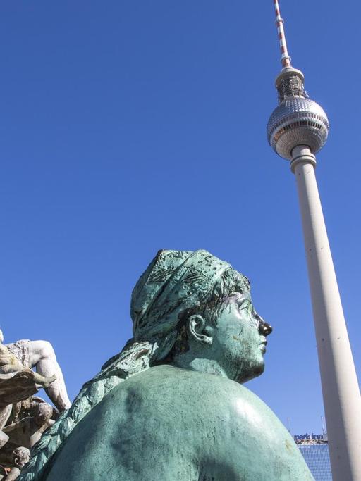 Blick auf den Fernsehturm und den Neptunbrunnen am Alexanderplatz in Berlin Mitte