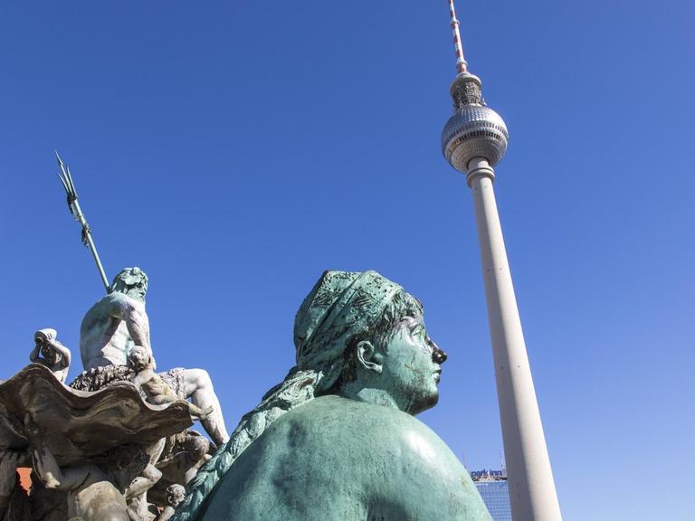 Blick auf den Fernsehturm und den Neptunbrunnen am Alexanderplatz in Berlin Mitte