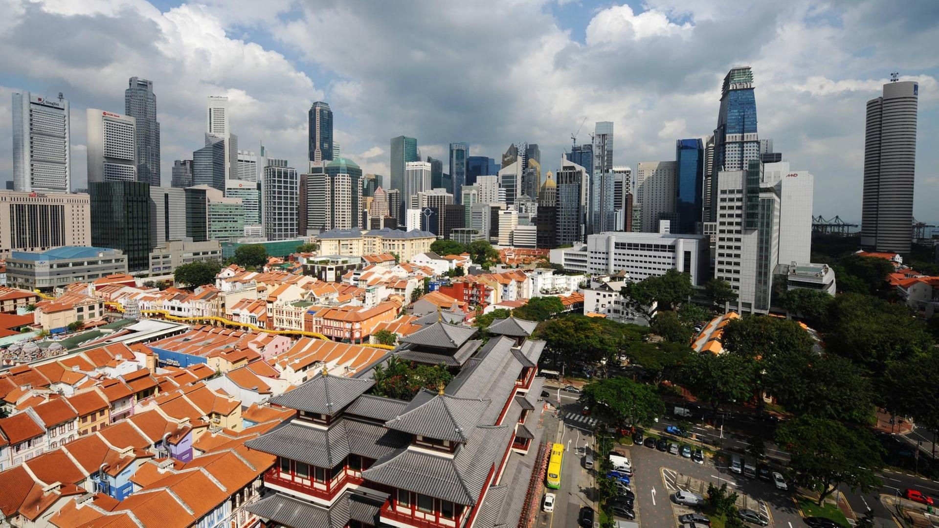 Eine Panoramaaufnahme der Skyline von Singapur von Chinatown in Singapur aus gesehen. Eine Panoramaaufnahme der Skyline von Singapur von Chinatown in Singapur aus gesehen.