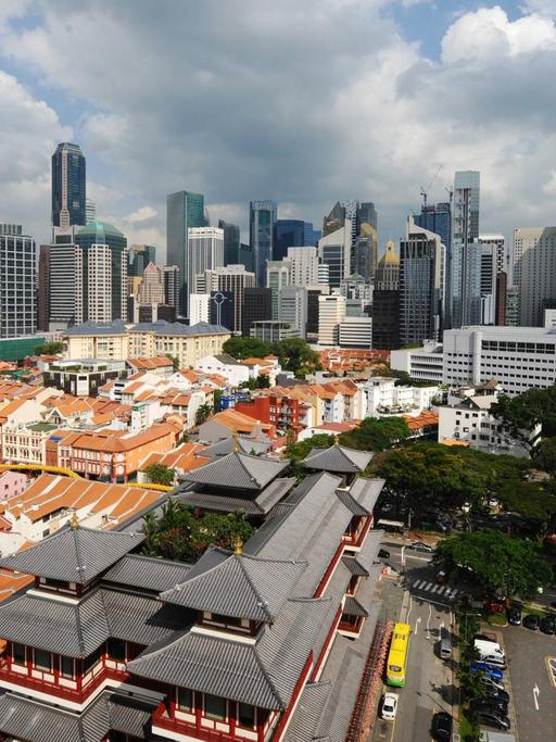 Eine Panoramaaufnahme der Skyline von Singapur von Chinatown in Singapur aus gesehen.