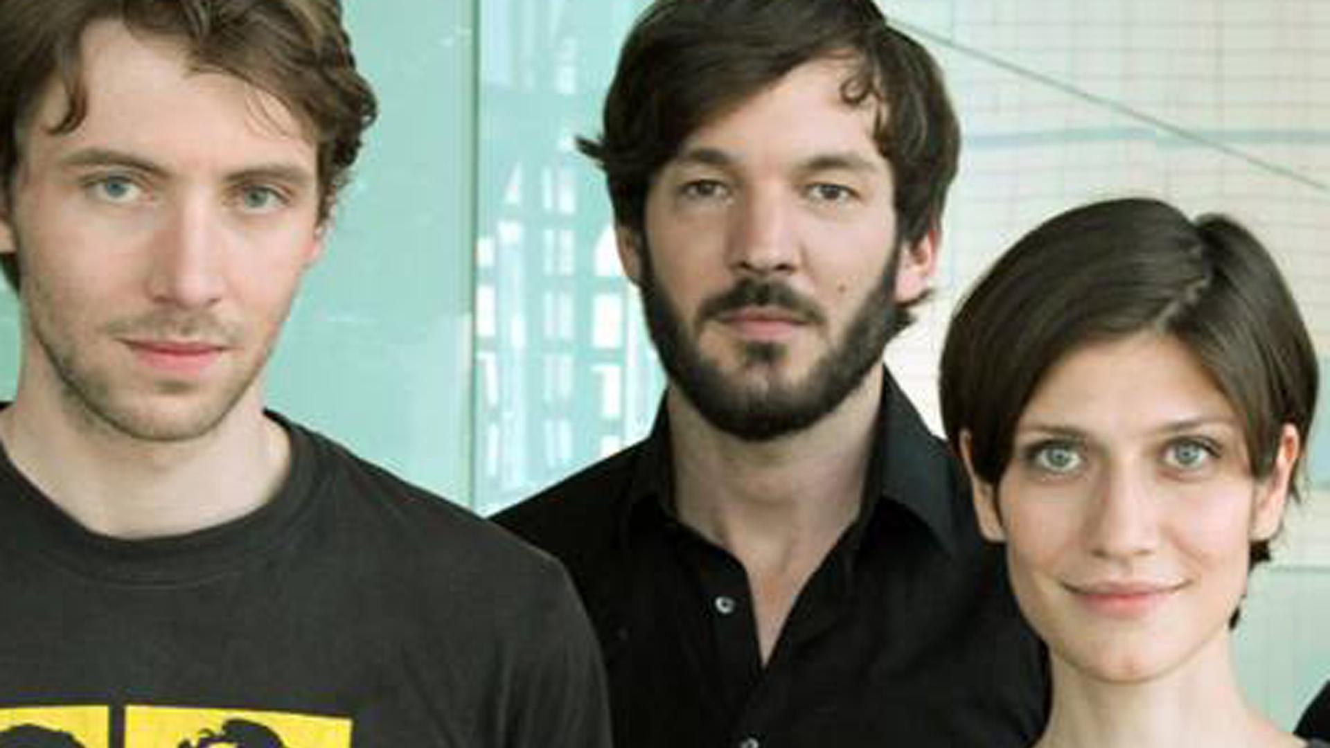 Die Sängerin der Alin Coen Band mit den Bandmitgliedern im Hintergrund. Die Sängerin der Alin Coen Band mit den Bandmitgliedern im Hintergrund.