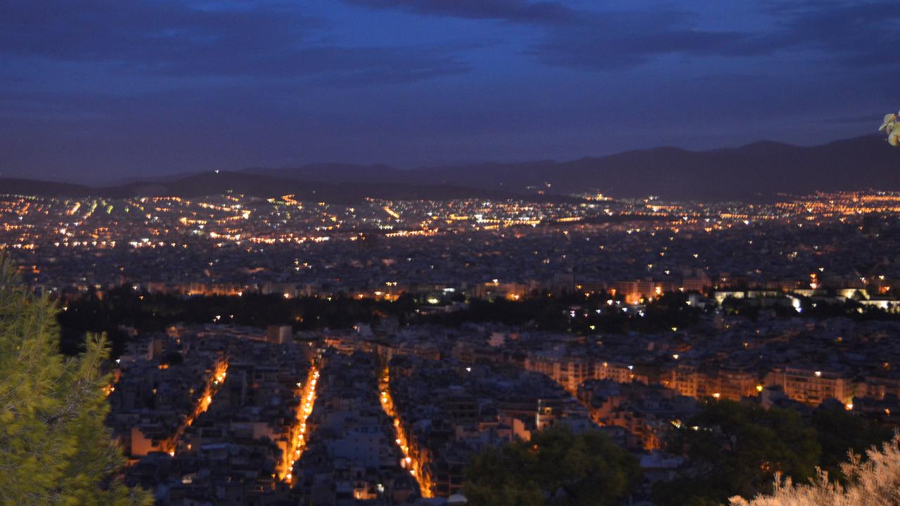 Vom Lykabettus Hügel aus hat man die beste Aussicht auf die Stadt. Mit 277 Metern ist er der höchste Punkt im Stadtgebiet. Vom Lykabettus Hügel aus hat man die beste Aussicht auf die Stadt. Mit 277 Metern ist er der höchste Punkt im Stadtgebiet.
