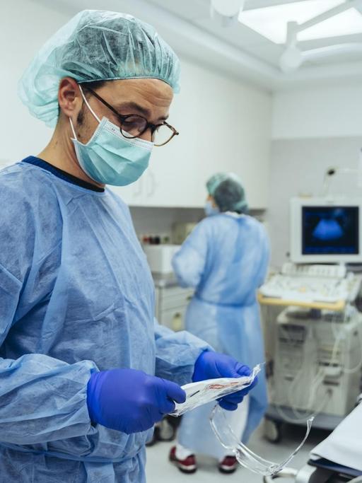 Blick in einen OP Raum mit Ärzten in Schutzkleidung