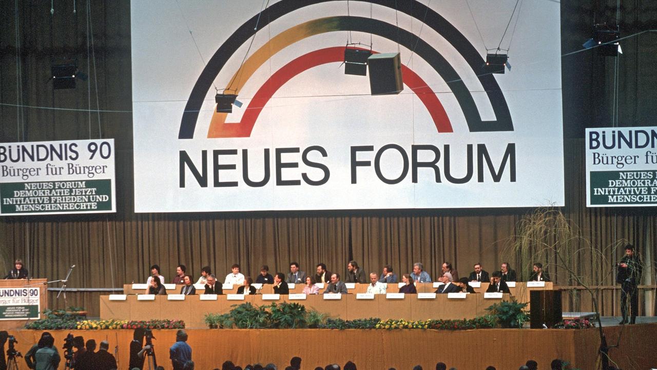 Blick auf das Podium beim Gründungstreffen der DDR-Oppositionsgruppe Neues Forum für das Land Mecklenburg-Vorpommern am 3.3. 1990 in Güstrow. Blick auf das Podium beim Gründungstreffen der DDR-Oppositionsgruppe Neues Forum für das Land Mecklenburg-Vorpommern am 3.3. 1990 in Güstrow.