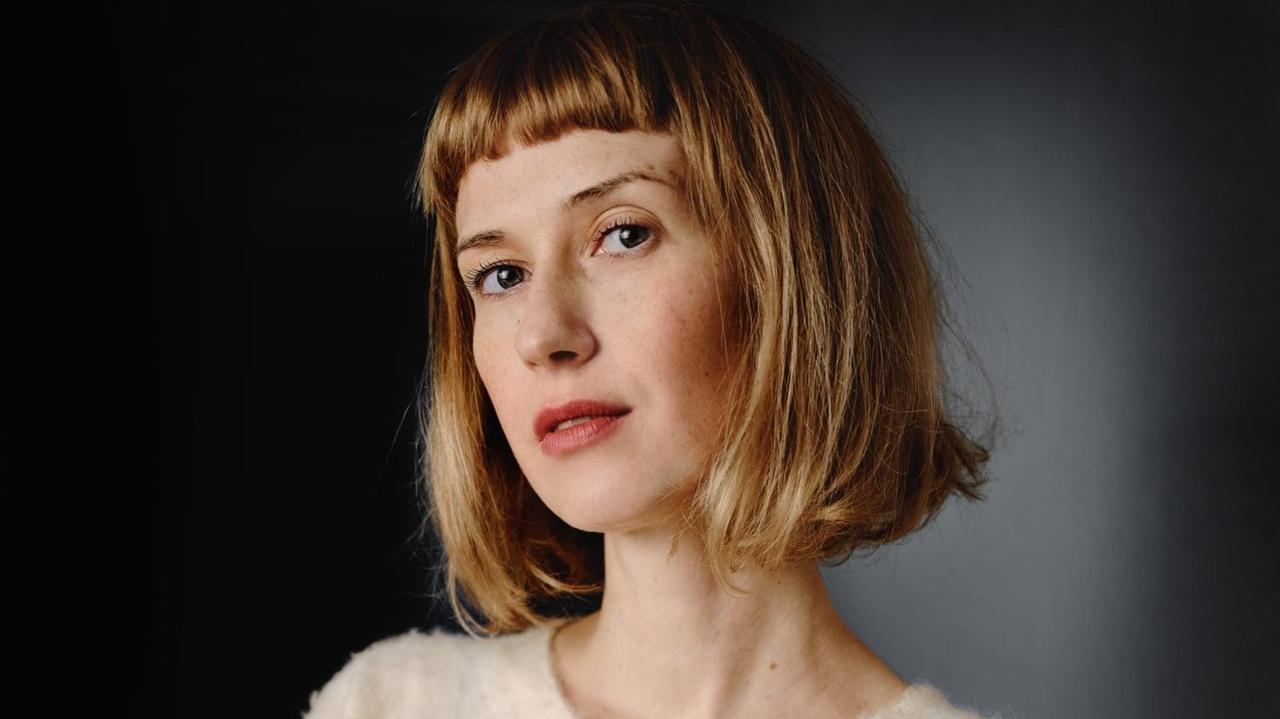 Studioporträt von Katja Lewina. Studioporträt von Katja Lewina.