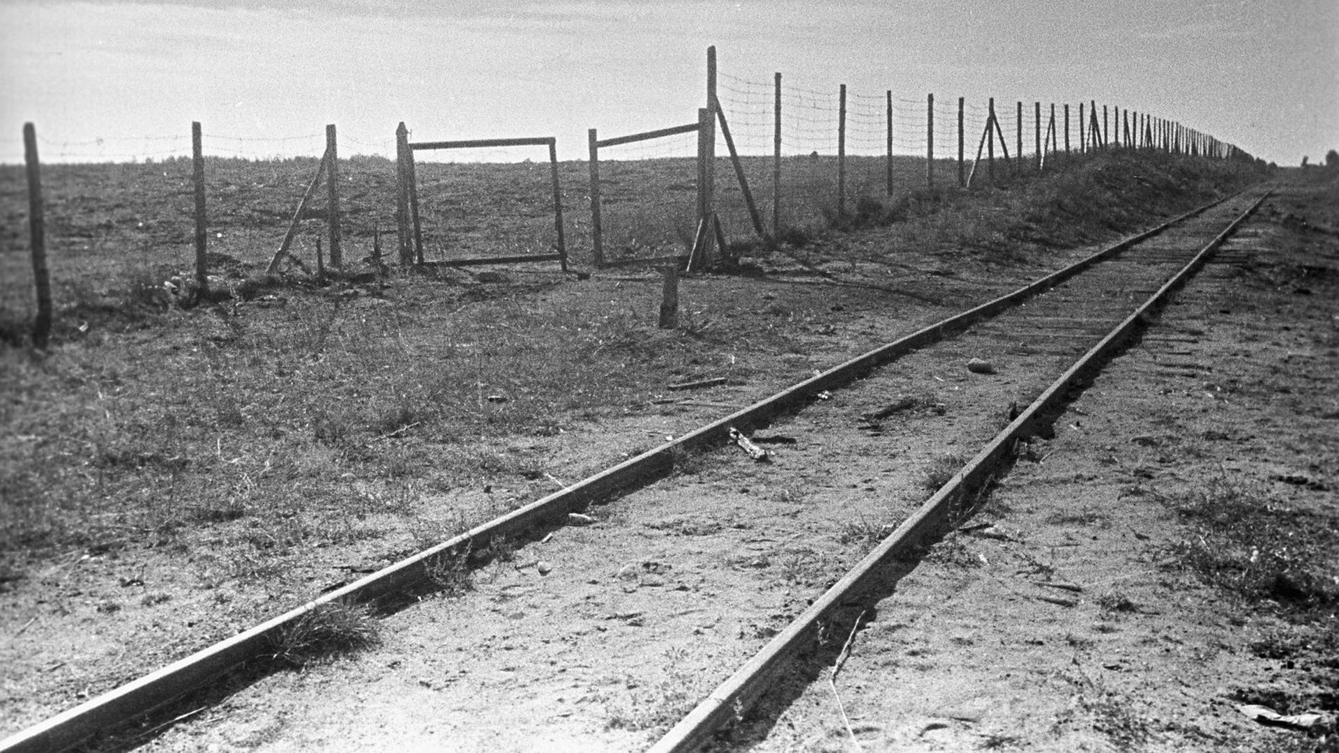 Vernichtungslager Treblinka in Polen am 1.8.1944. Eine Bahnschiene entlang eines Zaunes. Vernichtungslager Treblinka in Polen am 1.8.1944. Eine Bahnschiene entlang eines Zaunes.