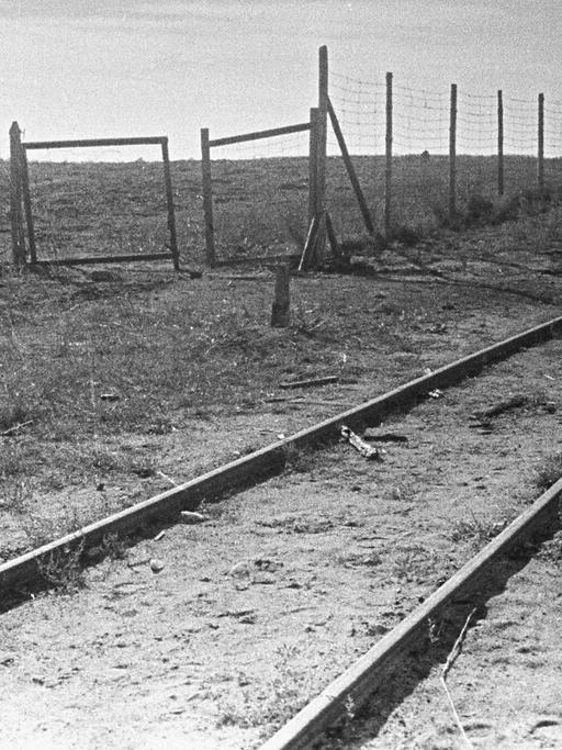 Vernichtungslager Treblinka in Polen am 1.8.1944. Eine Bahnschiene entlang eines Zaunes.
